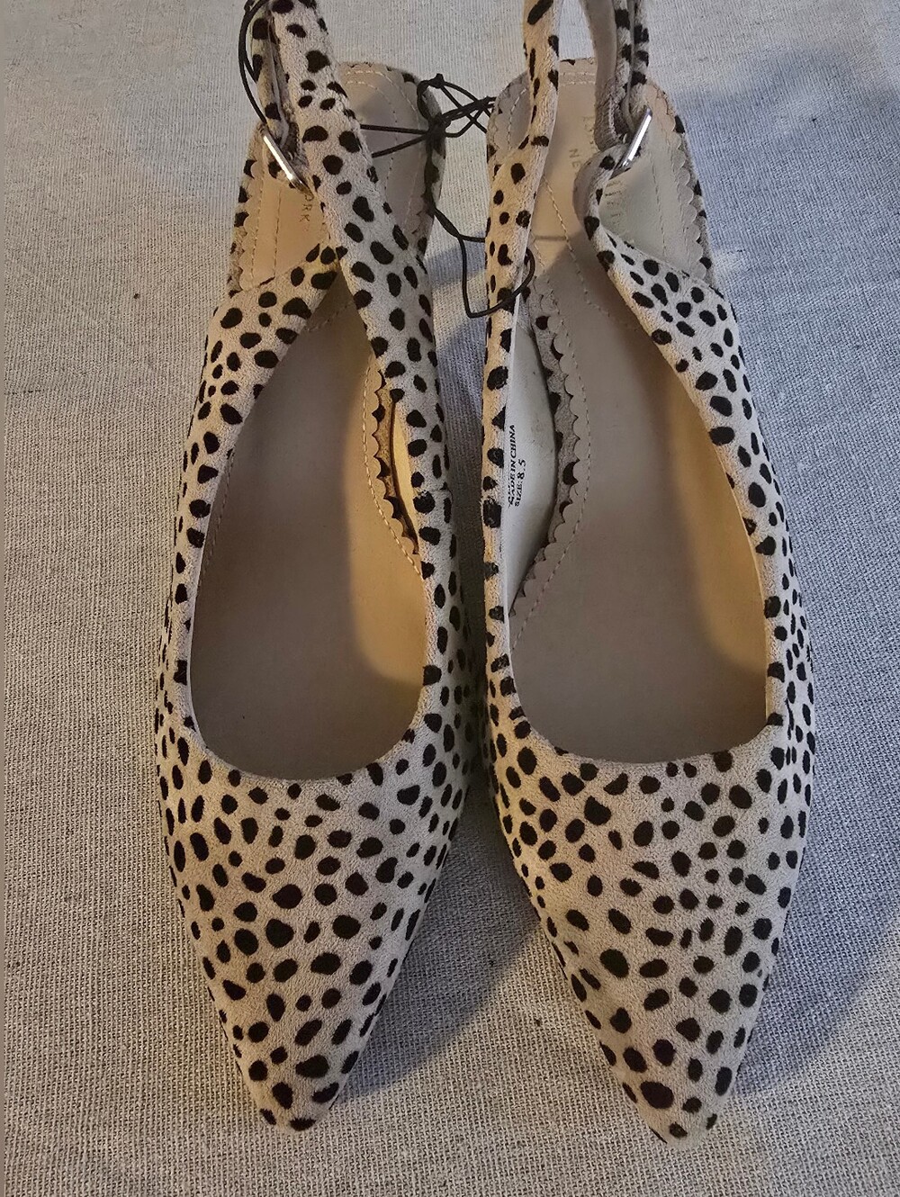 Isaac Mizrahi New York kitten heel slingback shoes featuring a cheetah Print.